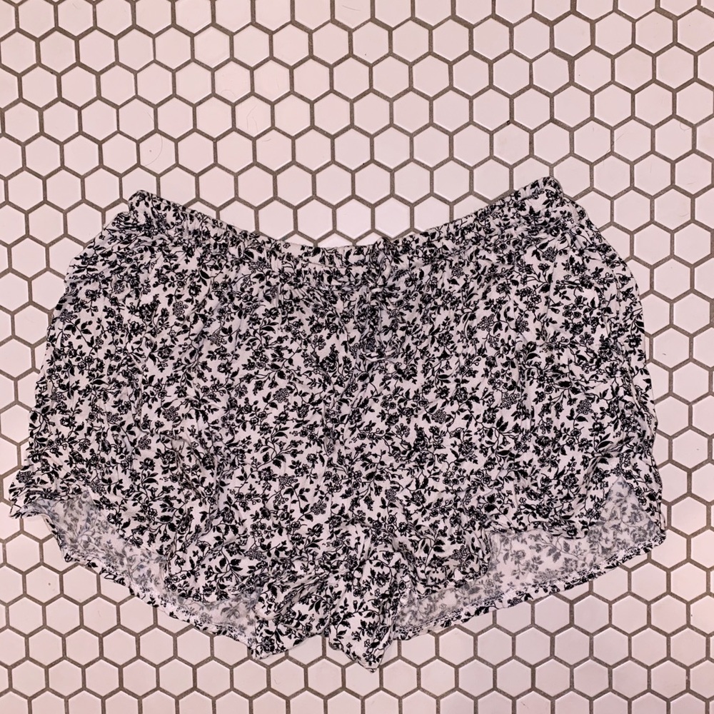 Brandy Melville back and white floral flows shorts